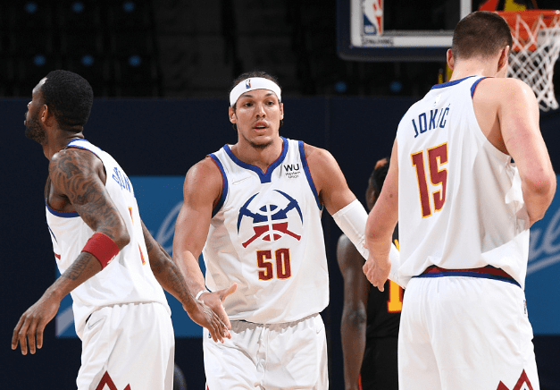 路连续三人 路连续三人