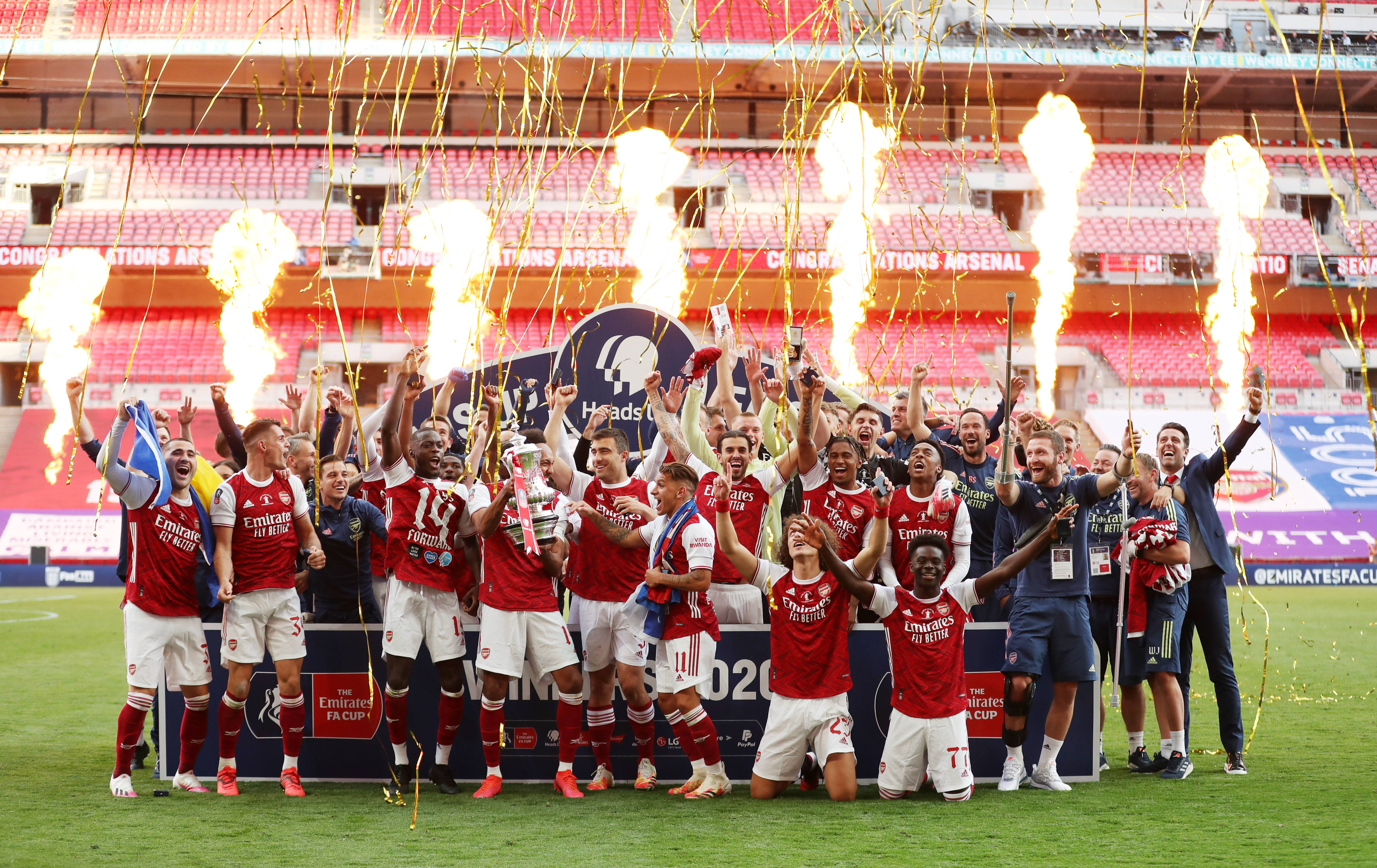 路连续三人 路连续三人